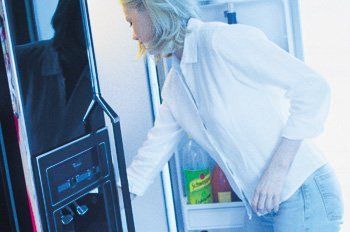 Mujer abriendo un frigorifico