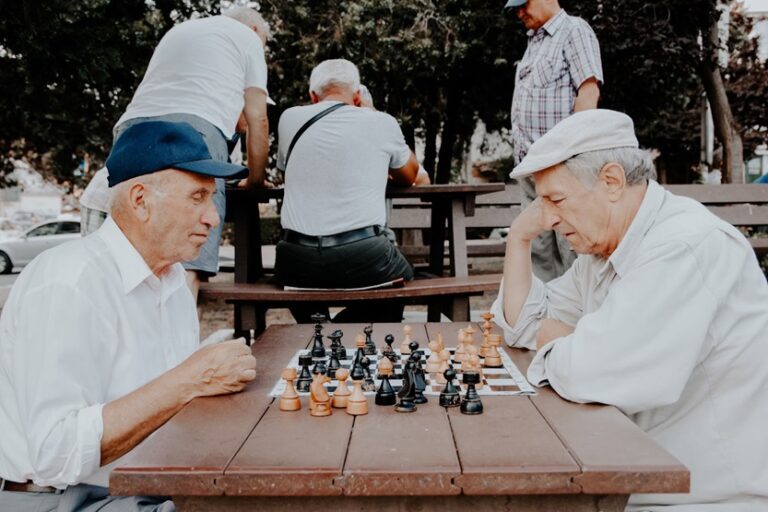 Hombres ancianos jugando al ajedrez al aire libre (Vlad Sargu Unsplash)