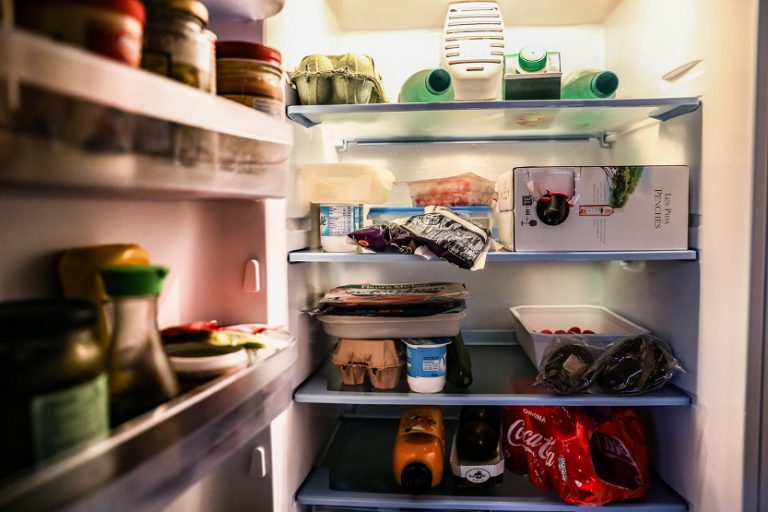 Interior de frigorífico comida alimentos