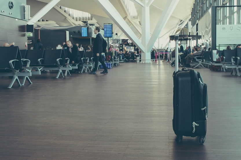 Cuánto equipaje de mano podemos llevar con en el avión?