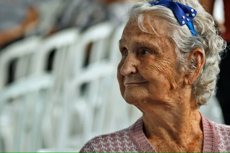 Mujer anciana en una residencia (Vladimir Soares Unsplash)