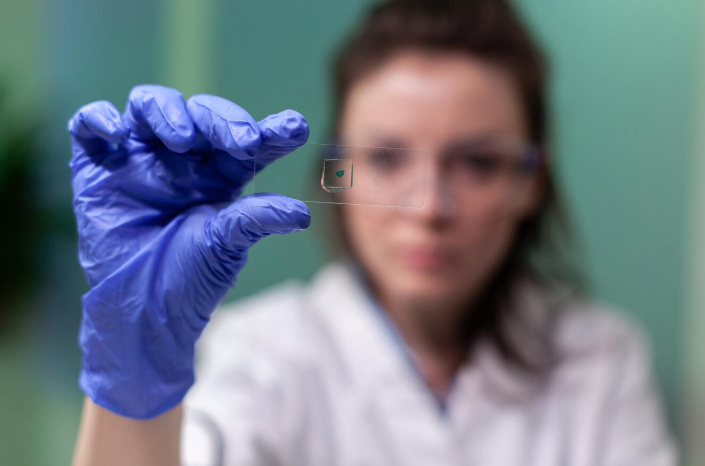 Mujer estudiante de FP de Laboratorio Clínico y Biomédico