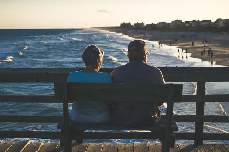 Pareja en la playa (James Hose Jr Unsplash)