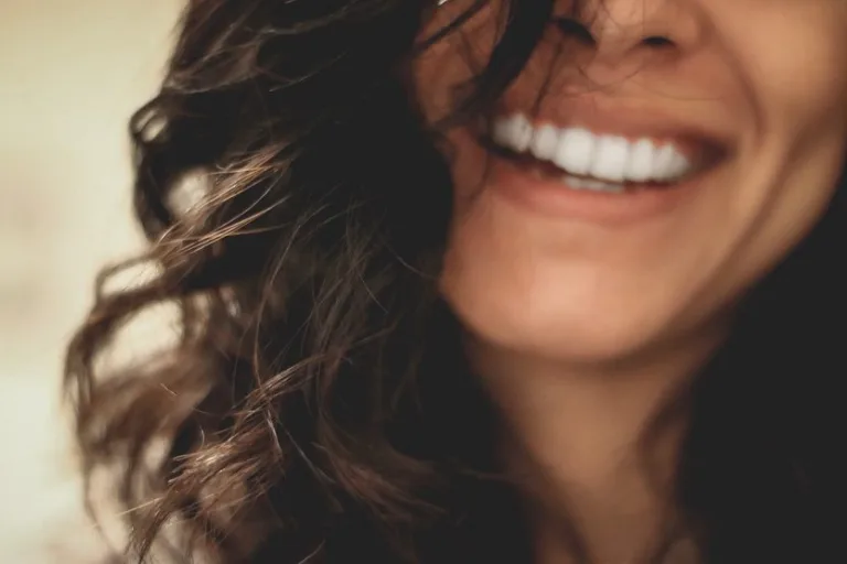 Sonrisa de mujer con dientes blancos (Lesly Juarez Unsplash)